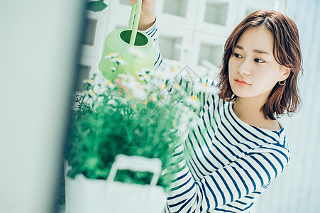 浇花的女性背景图片