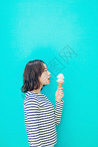 吃冰激凌的女青年图片