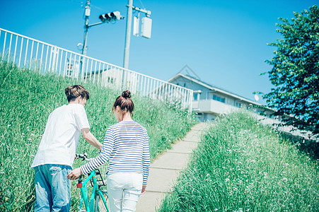 年轻甜蜜的情侣图片素材