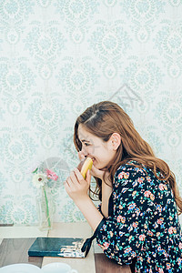 吃甜点的女性肖像喝高清图片素材