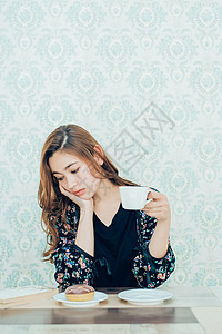喝咖啡的女性度假高清图片素材
