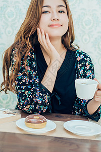 喝咖啡的美女肖像时髦高清图片素材