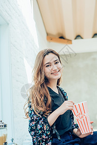 女人在室内吃零食图片