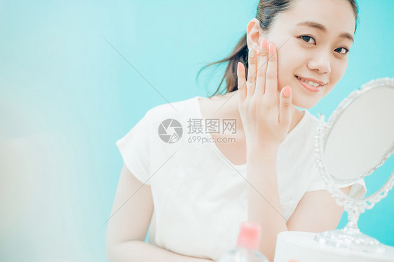 房间里少女在化妆台化妆护肤图片