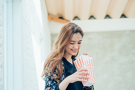 吃零食的年轻女人图片