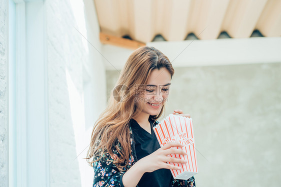 吃零食的年轻女人图片