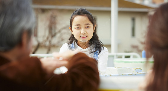 在游乐园里的老年夫妇带着孙女图片