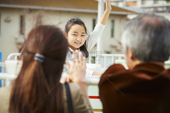 男假日乘使用在游乐园的女孩图片