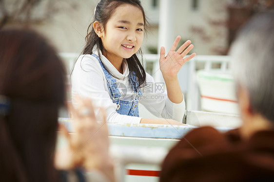 旅行者小学生娱乐设施使用在游乐园的女孩图片