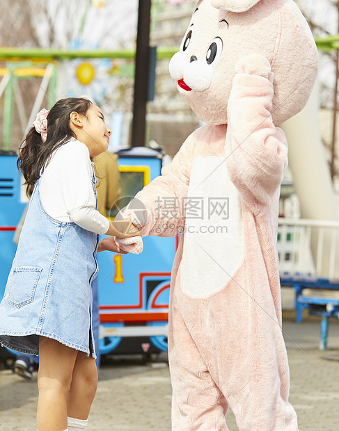 祖父母陪孙女在游乐园里游玩图片