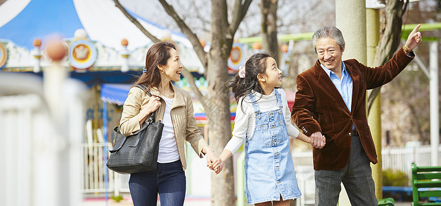 爷爷奶奶带孙女在游乐园玩图片