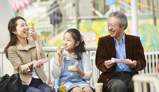 爷爷奶奶带孙女在游乐园玩图片