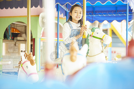 女孩们星期日高兴高中女生在动物园玩图片