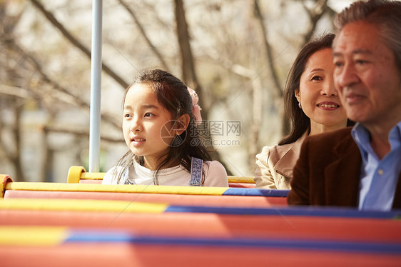 一家人在游乐园玩耍图片