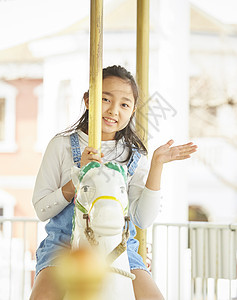 在游乐园里开心玩的女孩图片