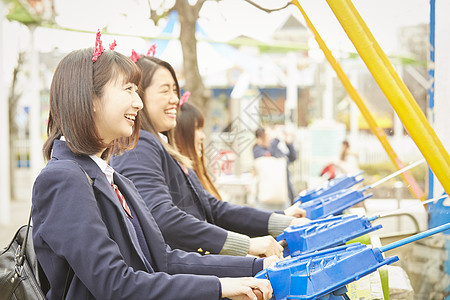 高中女孩在游乐园里玩图片