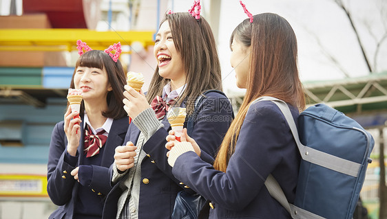 在游乐园玩耍的高中女生图片