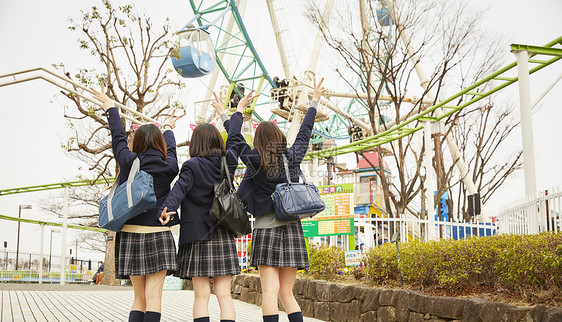 三个高中女孩在游乐园里玩图片