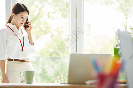 个人计算机青春白领女商人图片