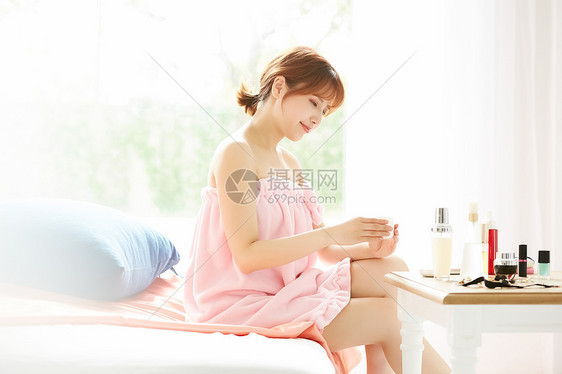 年轻美女居家美容护肤图片