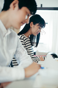 正在学习的年轻人图片