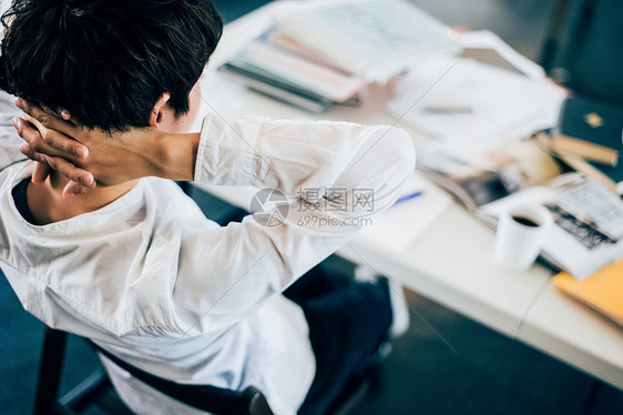 正在学习的年轻人图片