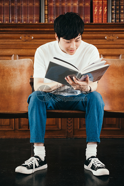 单人垂直构图研究读一本书的一个人在图书馆里图片
