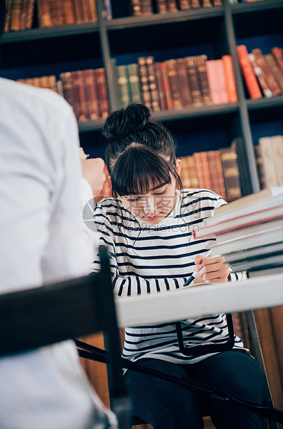 大学生书本学校在图书馆学习的妇女图片