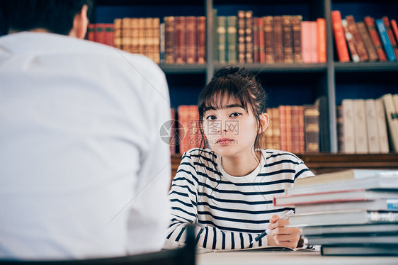 只盯大学双人在图书馆学习的妇女图片