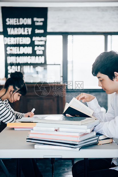 学校学院女人两个人在一家咖啡馆学习图片