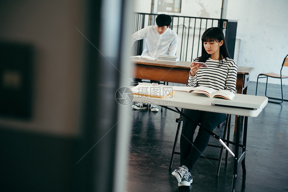 青年女人研究生院上课的女图片