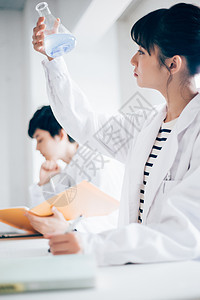 朋友研究女士们两个人来实验图片