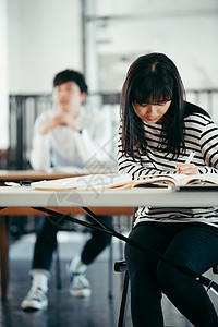 女生二十几岁大学上课的女图片