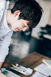 小学生人物墨水男人写书法图片