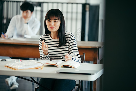 女人大学品尝上课的女图片