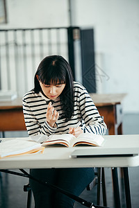 教室里看书的女性图片