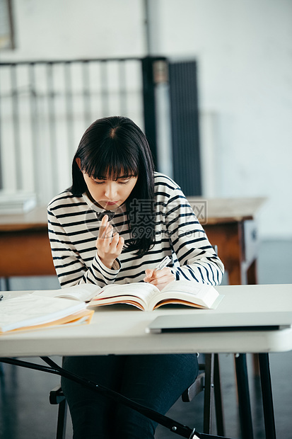 教室里看书的女性图片