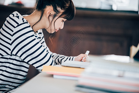 在学习的青年女性图片