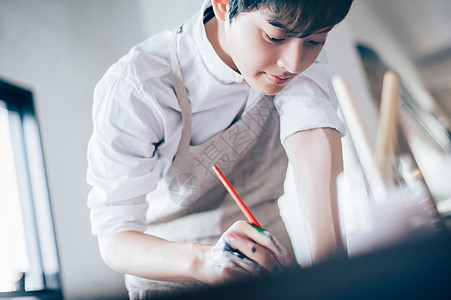 艺术如梦杆画画的男人背景