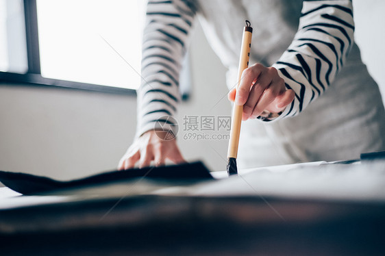 爱好研究生院的学生女士们做书法的妇女的手图片