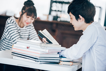 女作业高校两个人在一家咖啡馆学习图片