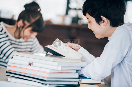 在一家咖啡馆学习的大学生图片