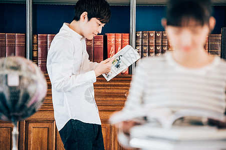 男青年热两个人在图书馆看书图片