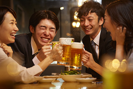 年轻朋友聚会喝酒碰杯图片