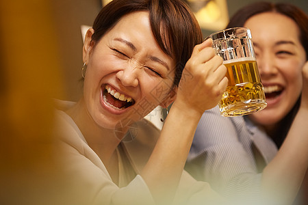 女幸福啤酒工作的人喝酒图片
