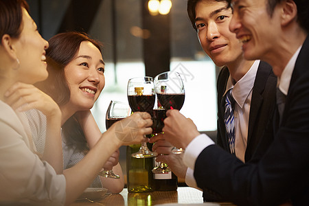 酒 夜晚年轻白领聚会开心喝酒背景