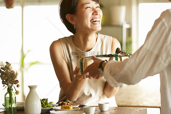 日本酒女孩半身照一对夫妇送礼物图片