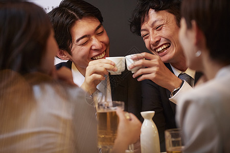 年轻白领聚会开心喝酒图片素材