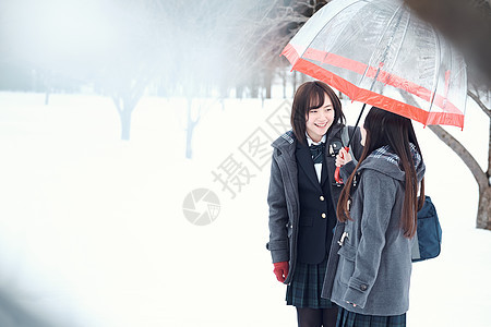 人类站着交谈幸福高中女孩在多雪的图片