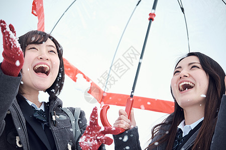 在雪地里玩上学途中青春高中女孩在多雪的图片